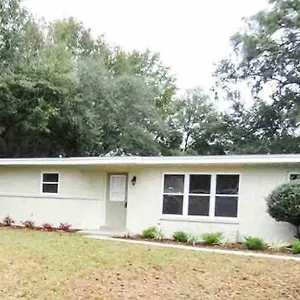 Holiday home Prime Location - 15 Mins From Downtown + Airport!, Pensacola